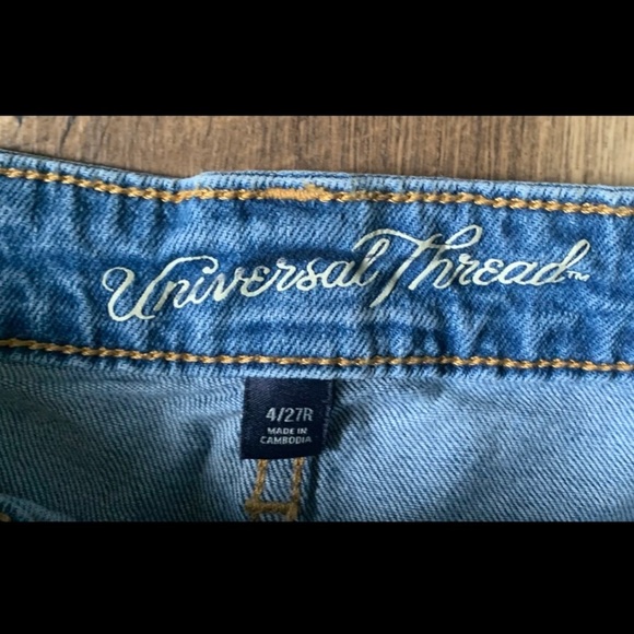 Universal Thread Cut-Off Jeans Embroidered - Picture 4 of 4